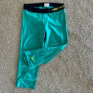 Women’s size large Nike pro capris Vguc